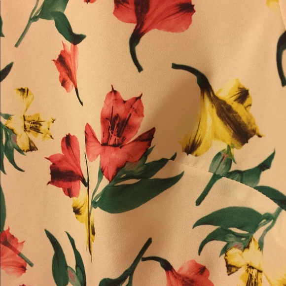 Floral Short-Sleeved Blouse - Picture 6 of 6